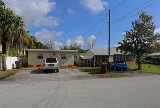 1271-1289 NE 32nd St in Oakland Park, FL - Building Photo - Building Photo