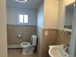 124 Verona Pkwy in Lindenhurst, NY - Building Photo - Building Photo