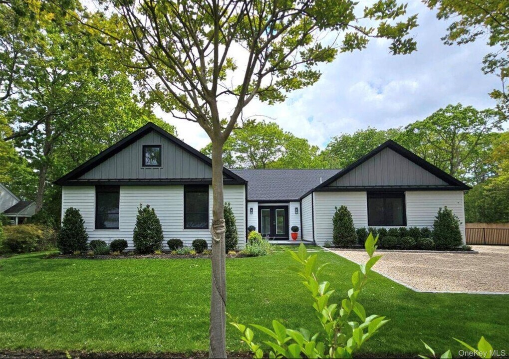 10 Hampton St in Westhampton Beach, NY - Building Photo