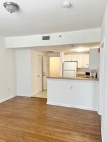 2429 N Dixie Hwy, Unit 204 in West Palm Beach, FL - Building Photo