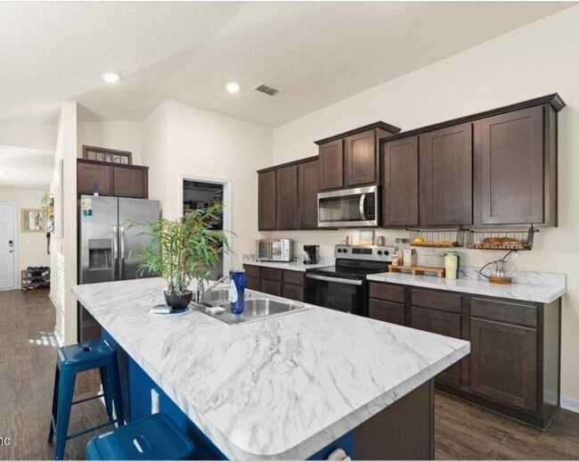 6021 Bucking Bronco Dr in Jacksonville, FL - Building Photo - Building Photo