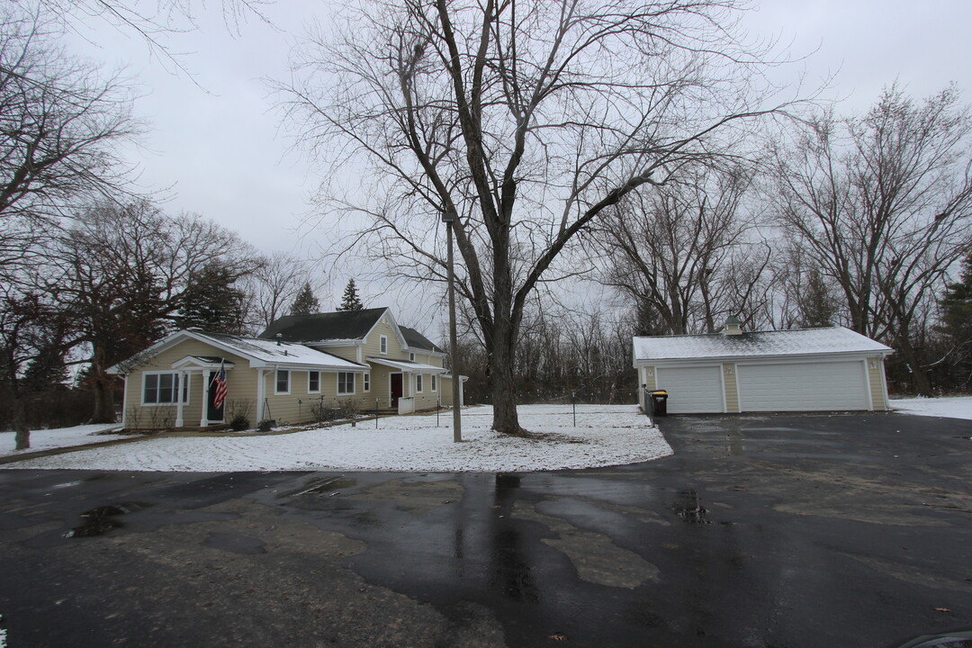 4320 Doty Rd in Woodstock, IL - Building Photo