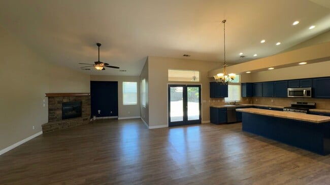 2337 W Wren Ave in Visalia, CA - Building Photo - Building Photo