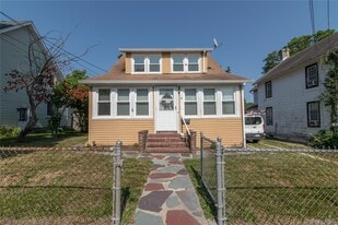 47 Henry St in Kings Park, NY - Building Photo