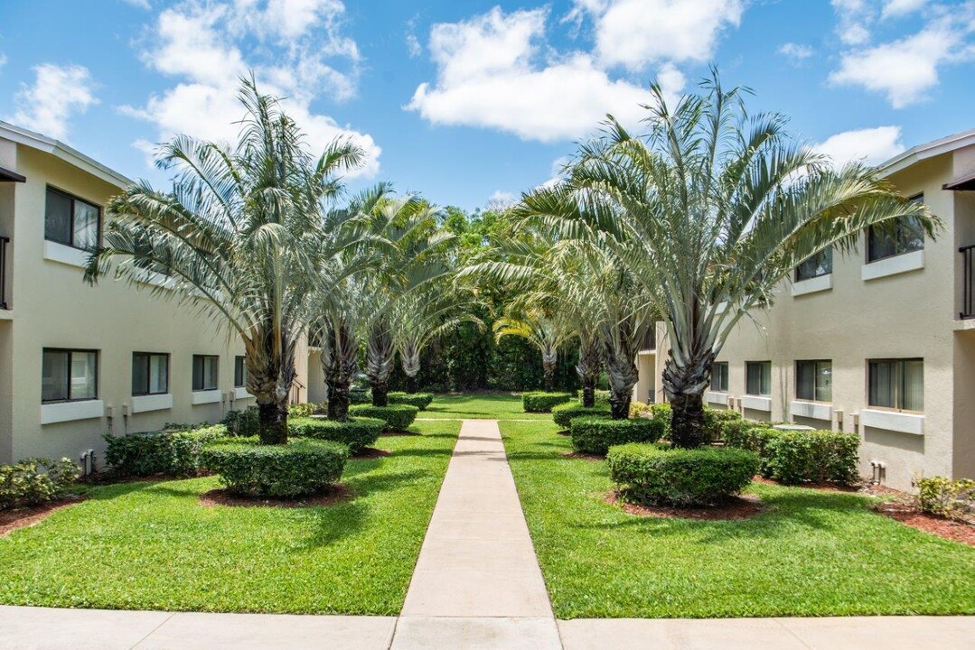 Legacy Vista Palms in Miami, FL - Building Photo