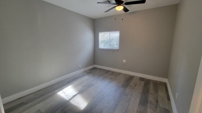 2325 W Sequoia Ave, Unit #B in Anaheim, CA - Foto de edificio - Building Photo