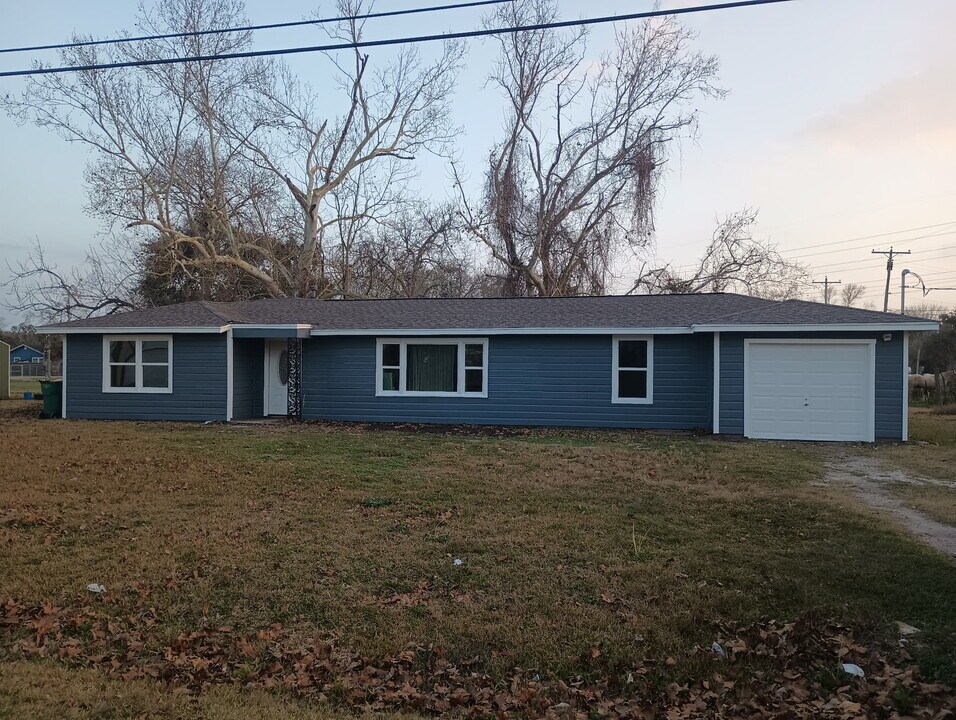 2021 Nashby St in La Marque, TX - Building Photo