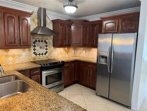 6580 Lake Blue Dr in Hialeah, FL - Building Photo - Building Photo