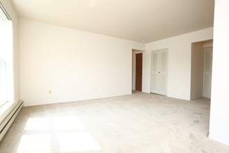 Plymouth Hills Apartments in Plymouth, MI - Building Photo - Interior Photo