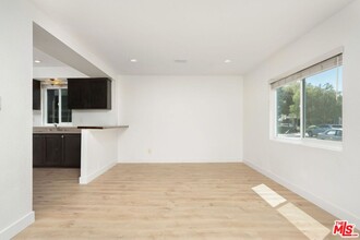 3460 Redwood Ave in Los Angeles, CA - Foto de edificio - Building Photo