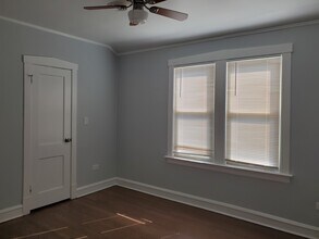 5222 N Ludlam Ave, Unit 2 Floor in Chicago, IL - Foto de edificio - Building Photo