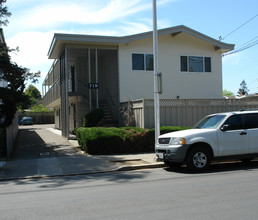 719 N Claremont St in San Mateo, CA - Foto de edificio - Building Photo