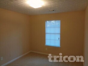 613 Shadow Lake Dr in Lithonia, GA - Foto de edificio - Building Photo