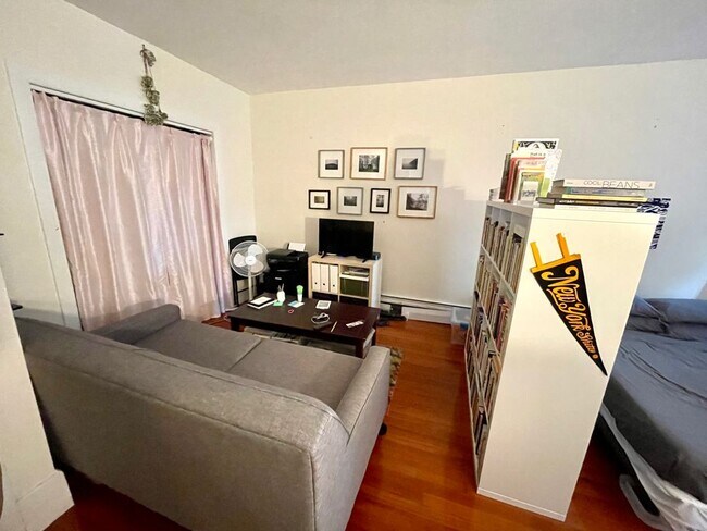 1067 Beacon St, Unit 3 in Brookline, MA - Building Photo - Building Photo