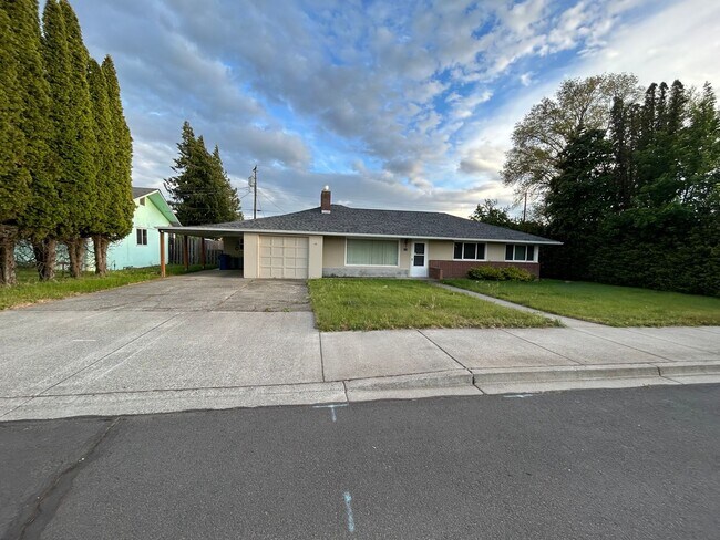 616 E Collins St in Goldendale, WA - Building Photo - Building Photo