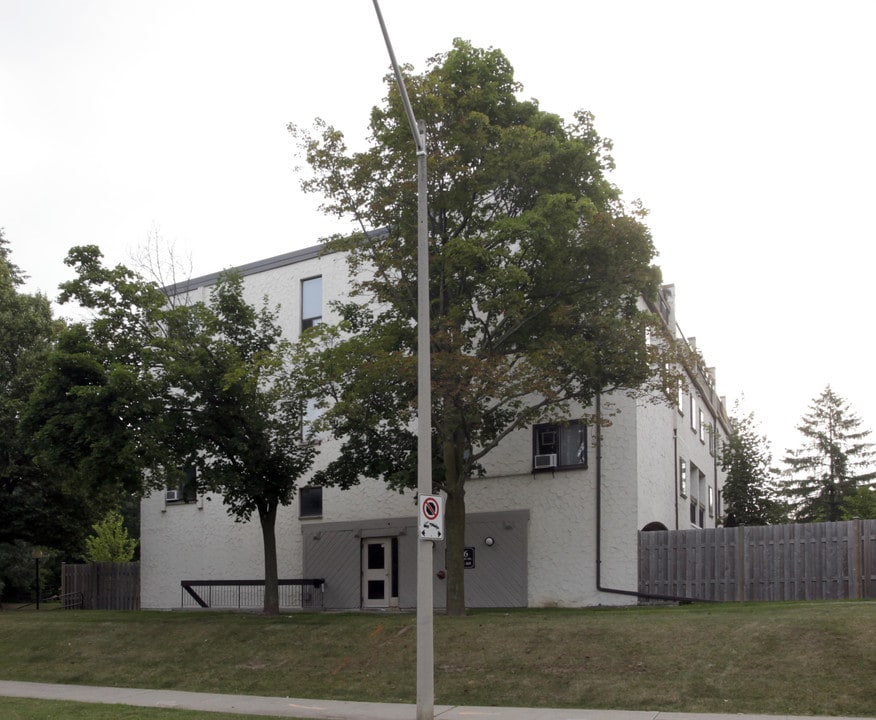 1066 Falgarwood Dr in Oakville, ON - Building Photo