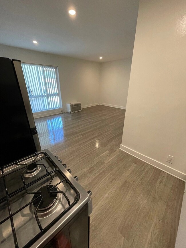 5307 Sepulveda Blvd, Unit 111 in Los Angeles, CA - Building Photo - Building Photo