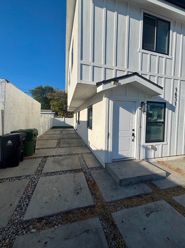 1651 W 85th St in Los Angeles, CA - Foto de edificio - Building Photo