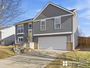 8207 S 161st Terrace in Omaha, NE - Foto de edificio - Building Photo