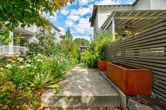 1092 Kirkwood Ave SE in Atlanta, GA - Foto de edificio - Building Photo