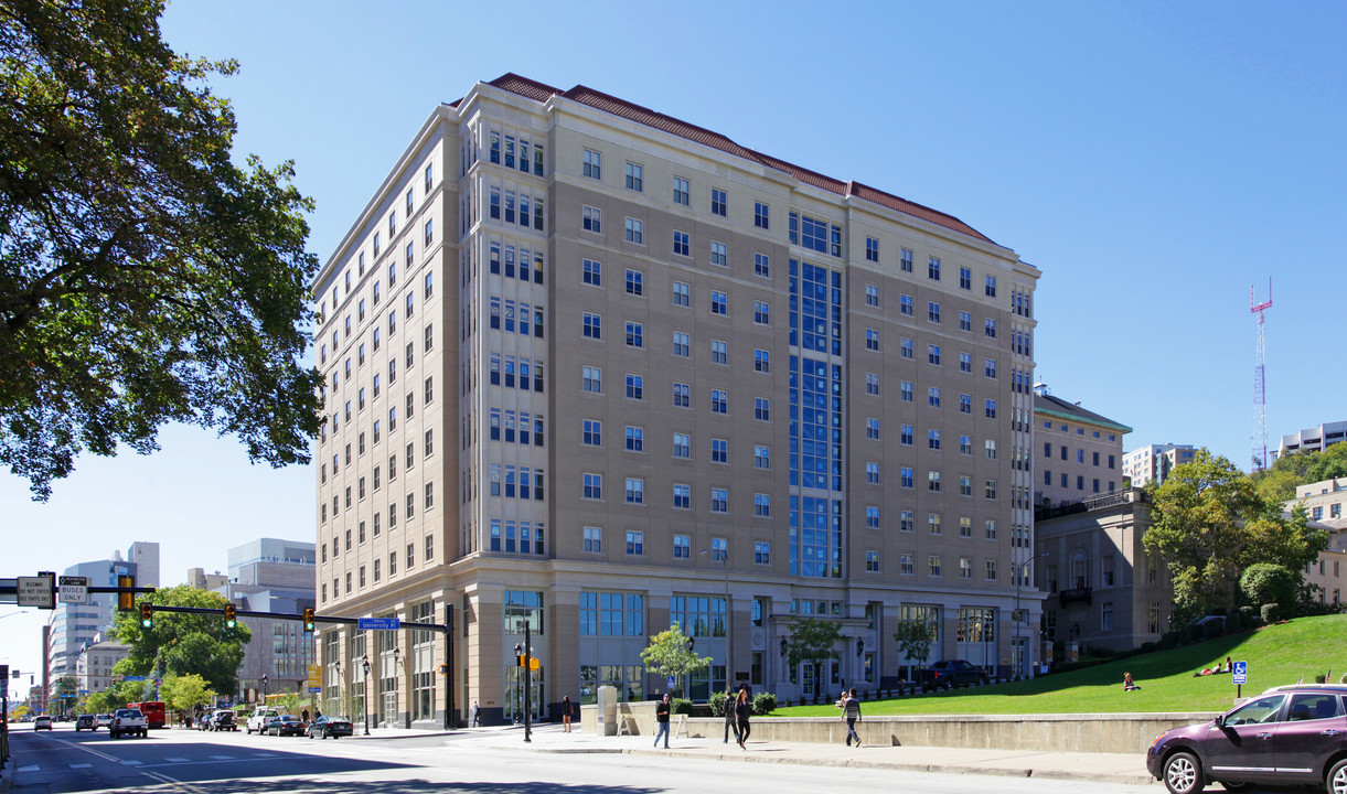 Mark A. Nordenberg Hall in Pittsburgh, PA - Foto de edificio