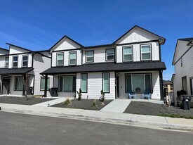 1035-1037 Greenfield Dr in Cheney, WA - Building Photo