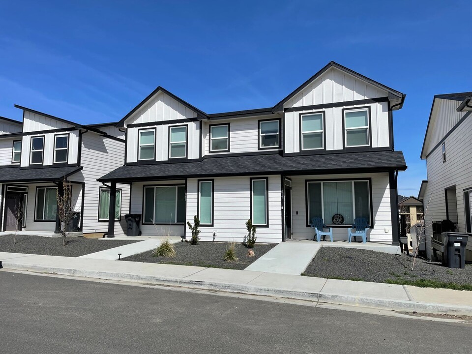 1035-1037 Greenfield Dr in Cheney, WA - Foto de edificio