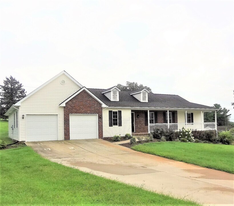 2941 Fancy Hill Ct in Rockingham, VA - Building Photo