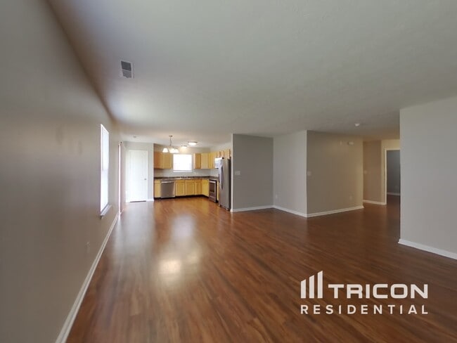 8170 Dartmoth Ln in Avon, IN - Foto de edificio - Building Photo
