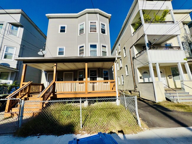 898 Hancock Ave