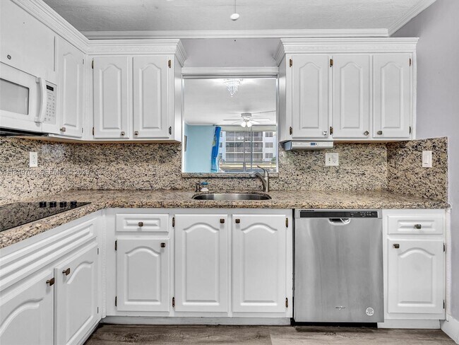 3600 NE 170th St in North Miami Beach, FL - Foto de edificio - Building Photo