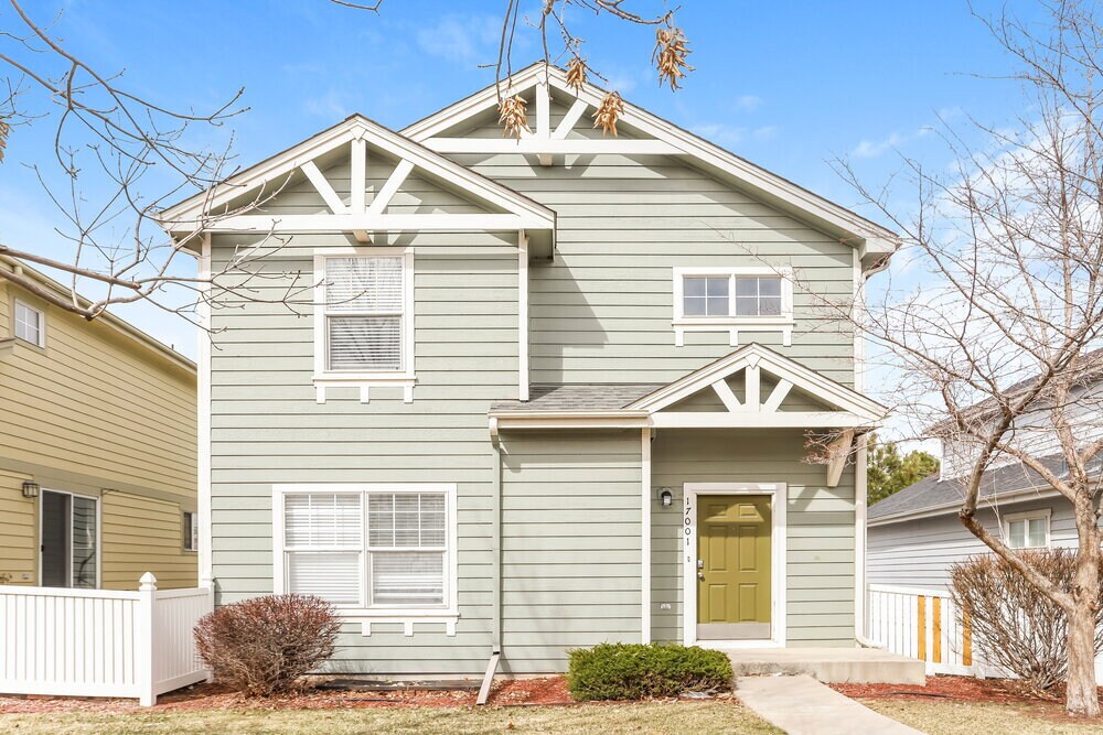 17001 E Wyoming Dr in Aurora, CO - Foto de edificio