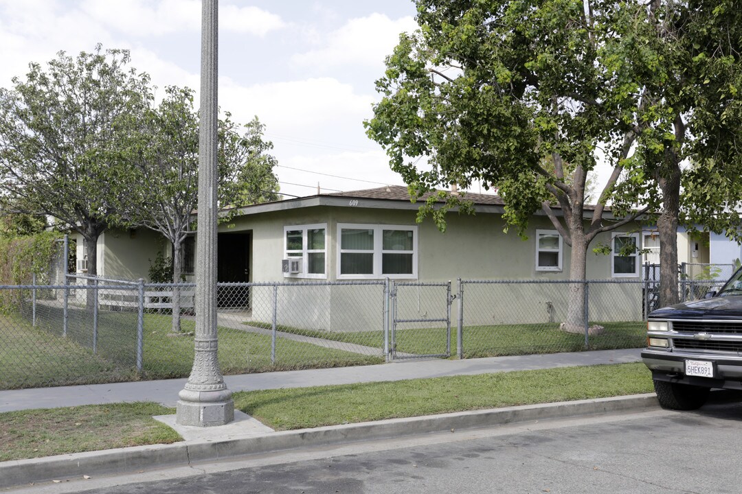 609 N Sabina St in Anaheim, CA - Building Photo