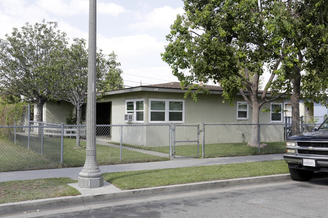 609 N Sabina St in Anaheim, CA - Foto de edificio