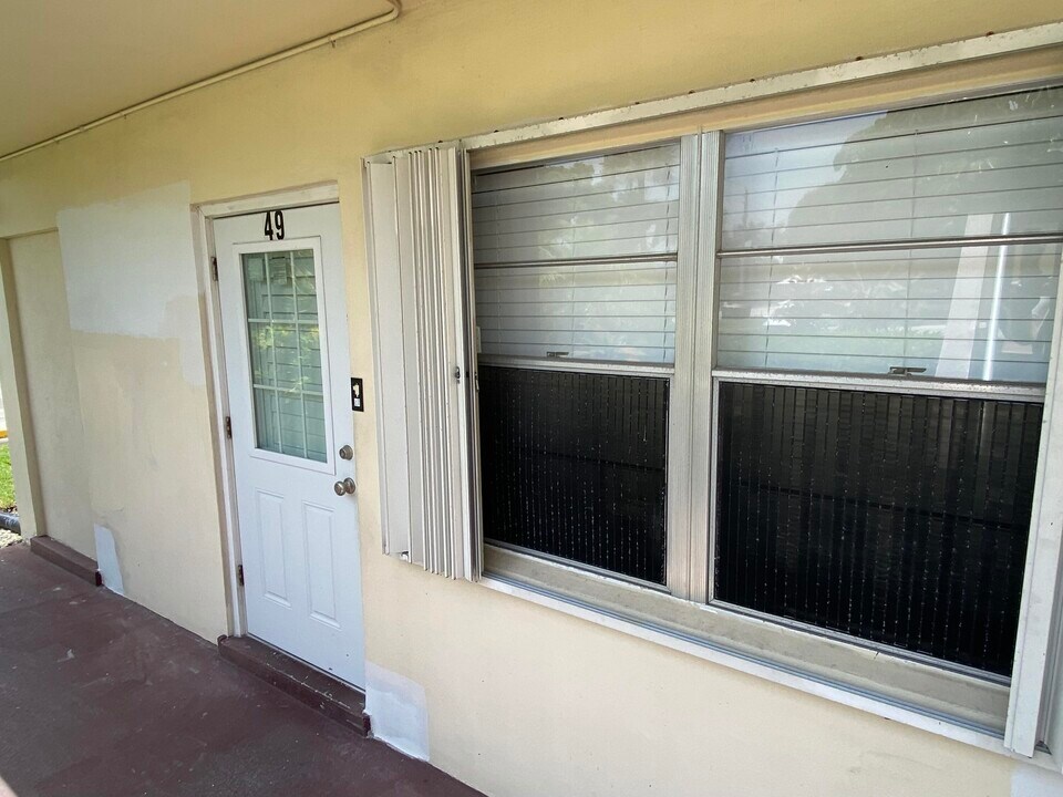 49 Waltham C in West Palm Beach, FL - Foto de edificio
