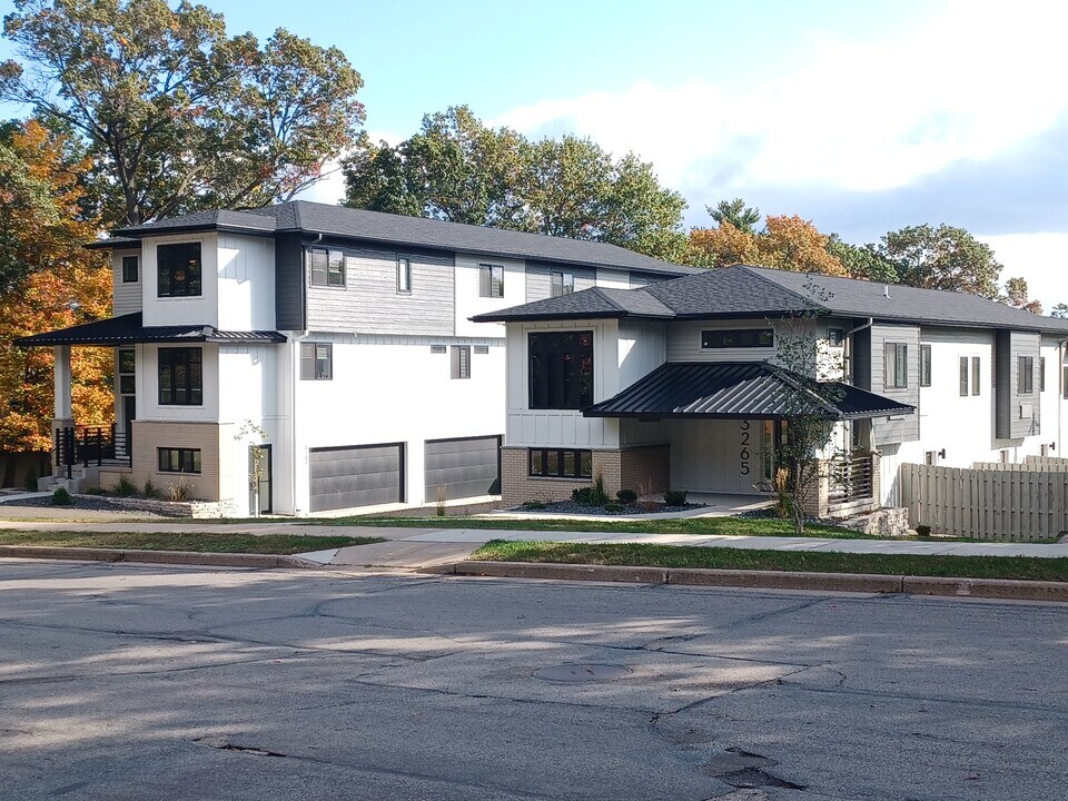 Theodora Rowhomes in Eau Claire, WI - Foto de edificio