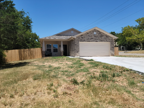 1116 N Mason St in Bowie, TX - Building Photo - Building Photo