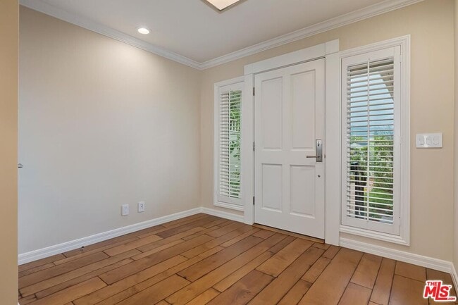4211 W Toluca Lake Ln in Burbank, CA - Building Photo - Building Photo
