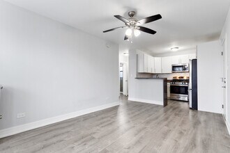 1521 W Sherwin Ave in Chicago, IL - Building Photo - Building Photo