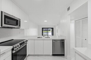510 W Park Dr in Miami, FL - Building Photo