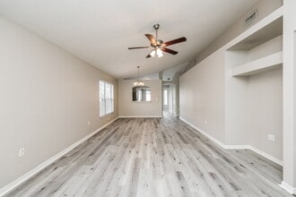 1533 Marsh Wood Dr, Unit 5 in Seffner, FL - Foto de edificio - Building Photo