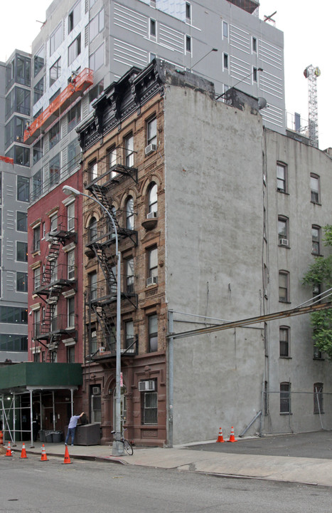 408 W 39th St in New York, NY - Building Photo