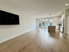 918 NW 23rd Ct, Unit 1 in Miami, FL - Building Photo - Building Photo