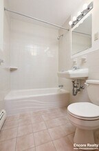 270 Grove St, Unit 5 in Newton, MA - Foto de edificio - Building Photo