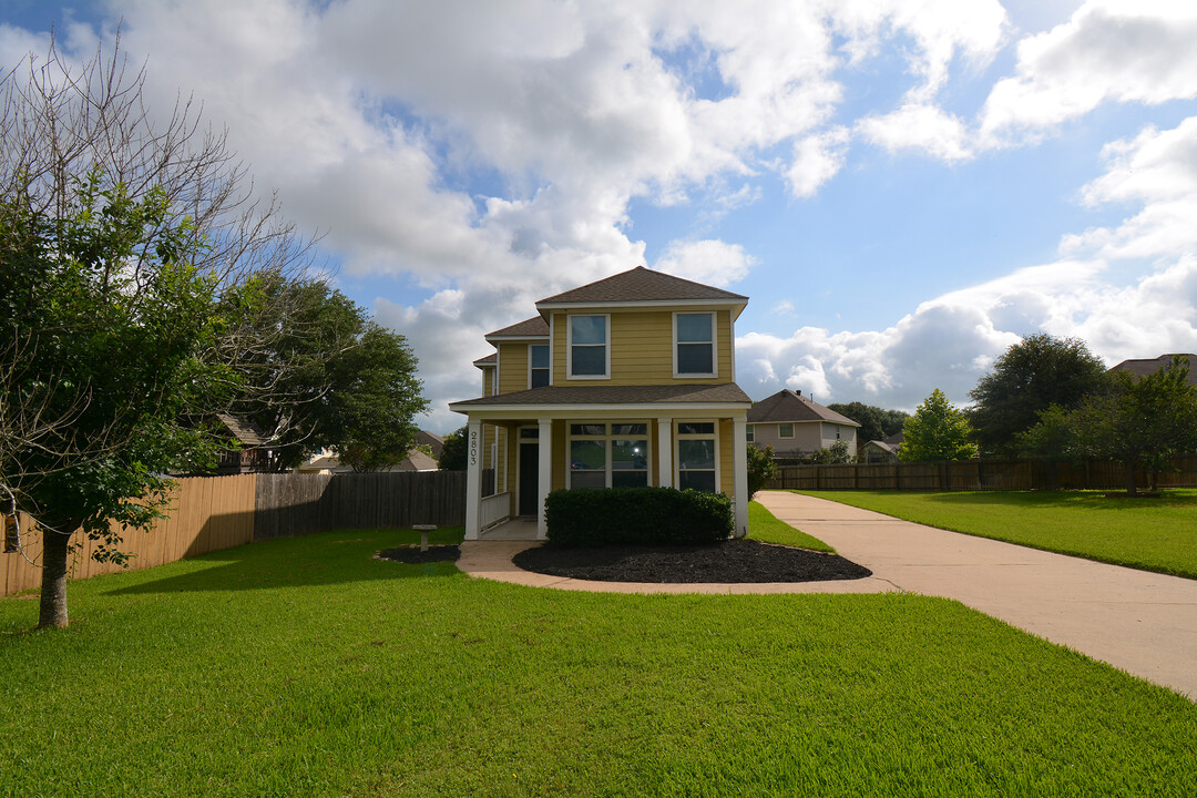 2803 Weeping Willow Cir in Brenham, TX - Foto de edificio