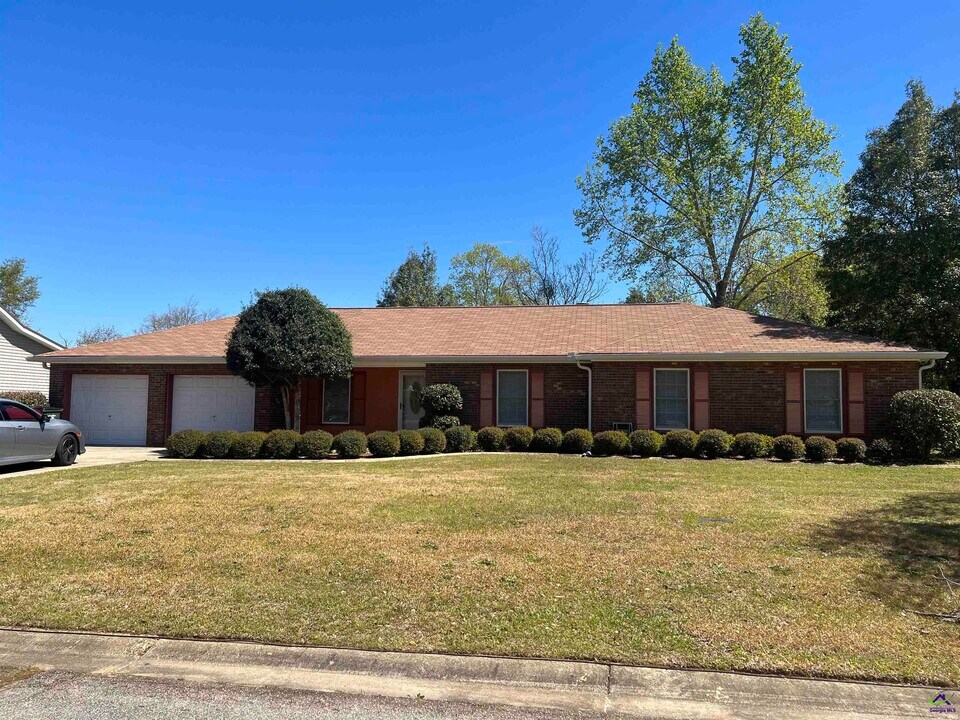 213 Westwood Dr in Warner Robins, GA - Building Photo