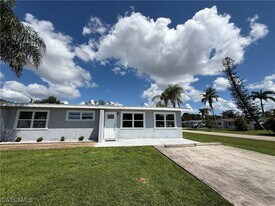 6677 Fiesta Way in Ft. Myers, FL - Building Photo