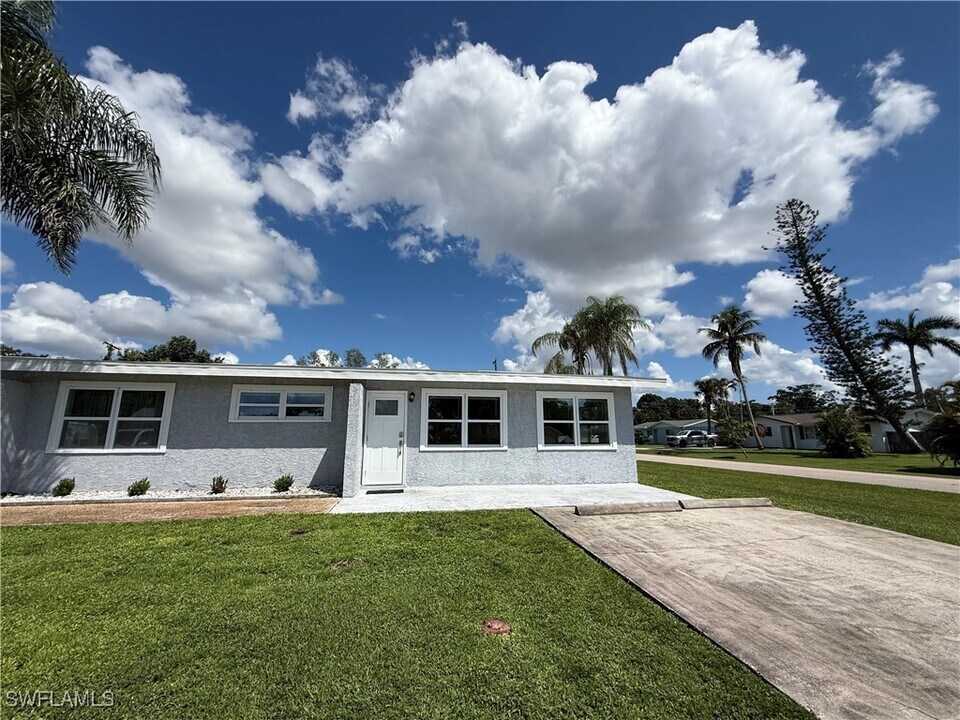 6677 Fiesta Way in Ft. Myers, FL - Building Photo