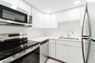 1720 NW 37th St in Oakland Park, FL - Building Photo