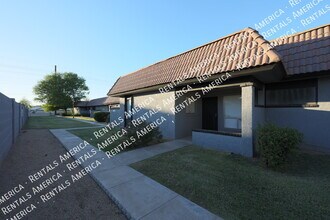 9029 W Elm St, Unit 8 in Phoenix, AZ - Building Photo - Building Photo